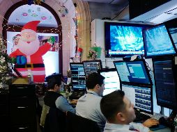 Los operadores en el parqué neoyorquino estuvieron toda la sesión pendientes del final de la última reunión del año de la Fed. AP/ M. Lennihan