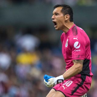 Rodolfo Cota se mantiene en Chivas