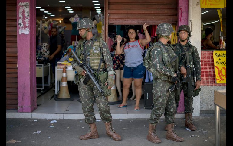 Soldados vigilan en un operativo en la favela Nova Holanda en Río de Janeiro, Brasil. AFP/M. Pimentel