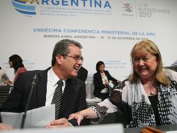 Roberto Acevedo, director de la OMC y Susana Malcorra, presidenta de la Undécima Conferencia Ministerial conversan durante la última sesión del encuentro. EFE/D. Fernández