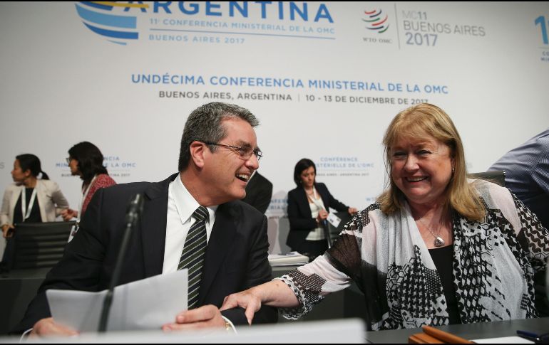 Roberto Acevedo, director de la OMC y Susana Malcorra, presidenta de la Undécima Conferencia Ministerial conversan durante la última sesión del encuentro. EFE/D. Fernández