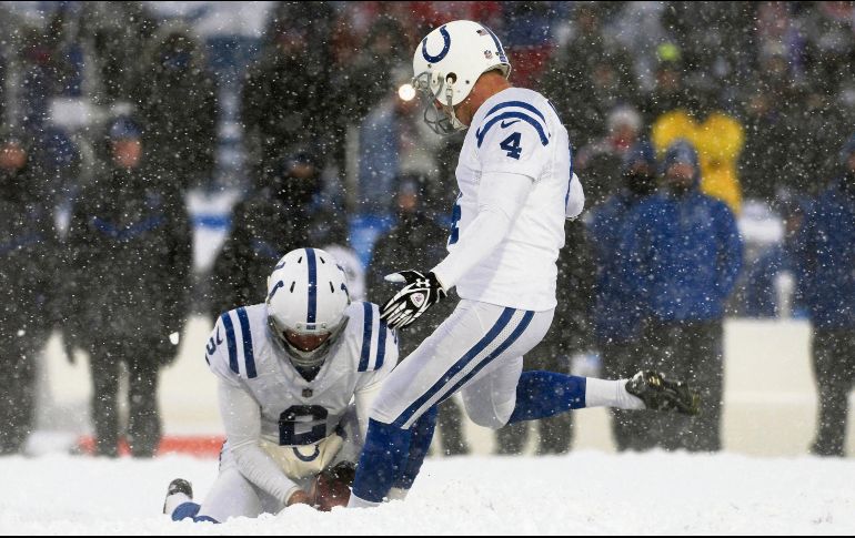 Adam Vinatieri (#4) pudo darle la victoria a los Colts, pero falló un intento de gol de campo en tiempo extra ante Buffalo, en un juego que se realizó bajo una intensa nevada. AP