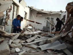 Habitantes de la Franja e Gaza muestran sus hogares destruidos tras los recientes bombardeos israelíes. AP/K. Hamra