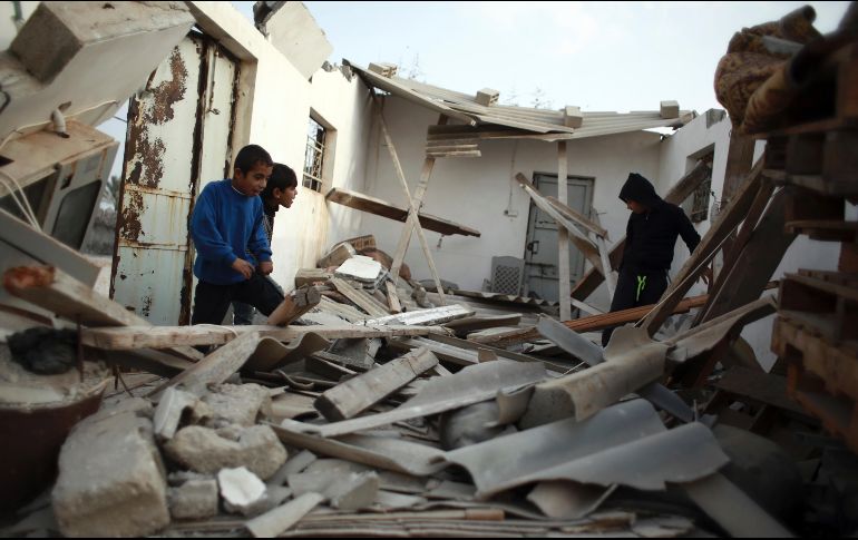 Habitantes de la Franja e Gaza muestran sus hogares destruidos tras los recientes bombardeos israelíes. AP/K. Hamra