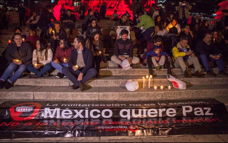 La víspera, luego de que el Senado aprobara en comisiones la ley de Seguridad Interior, ciudadanos se manifestaron en contra en la Ciudad de México. SUN / C. Mata