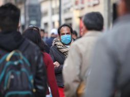 En la época invernal se recomienda lavarse continuamente las manos con agua y jabón, cubrirse la boca con un pañuelo al toser o estornudar para evitar contagiar a otras personas. EFE / ARCHIVO