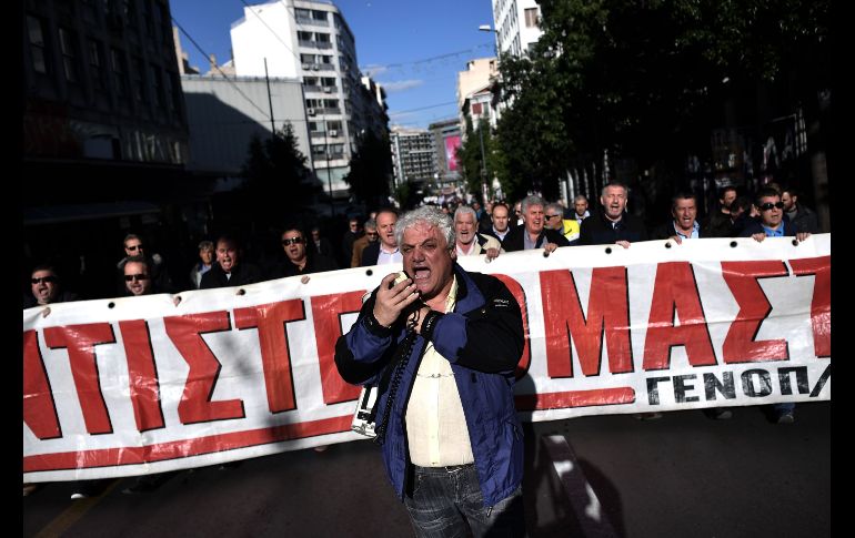Una manifestación avanza por una calle de Atenas, Grecia, en el marco de una huelga general de 24 horas que suspendió servicios en todo el país y cortó el tránsito de transbordadores. AFP/A. Messinis