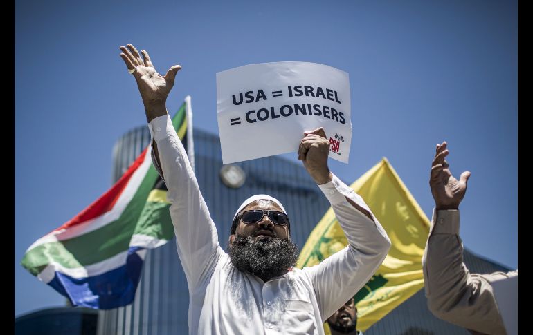 Un hombre protesta junto a activistas y otros grupos a favor de Palestina afuera del consulado de Estados Unidos en Johanesburgo, Sudáfrica, para expresar su rechazo a la decisión de EU de mudar su embajada en Israel a Jerusalén. AFP/G. Khan
