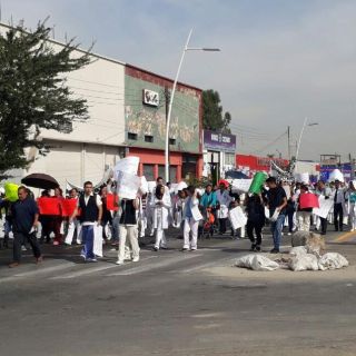 Tras marcha, trabajadores del Hospital Civil laboran bajo protesta