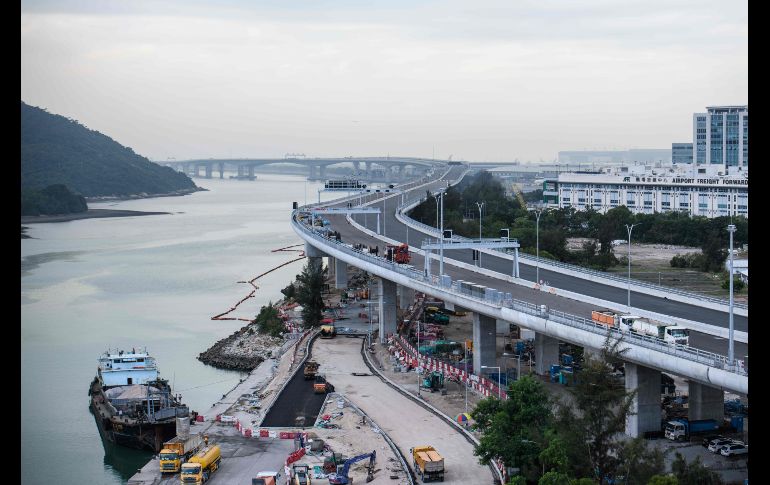 En un tramo, el puente queda junto al aeropuerto internacional de Hong Kong.