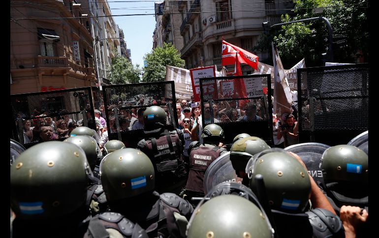 Fuerzas de gendarmería y de la Policía argentinas custodian los alrededores del Congreso en Buenos Aires para contener a manifestantes que se oponen al proyecto de reforma de pensiones. EFE/D. Fernández