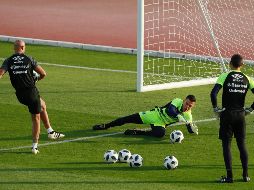 Los porteros del Gremio, como es el caso de Marcelo Grohe (centro), se preparan para recibir una lluvia de tiros a gol durante el partido contra el Real Madrid. AP/H. Ammar