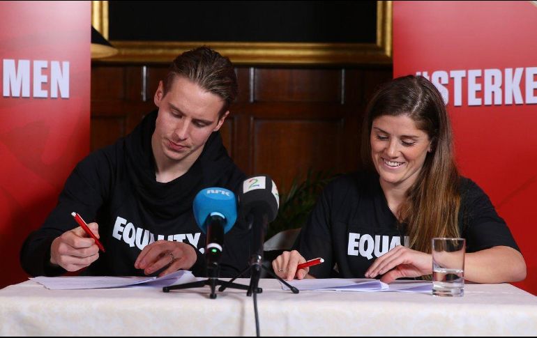 Stefan Johansen (I) y Maren Mjelde (D) firman el acuerdo en la embajada noruega en Londres. TWITTER/NFF_info