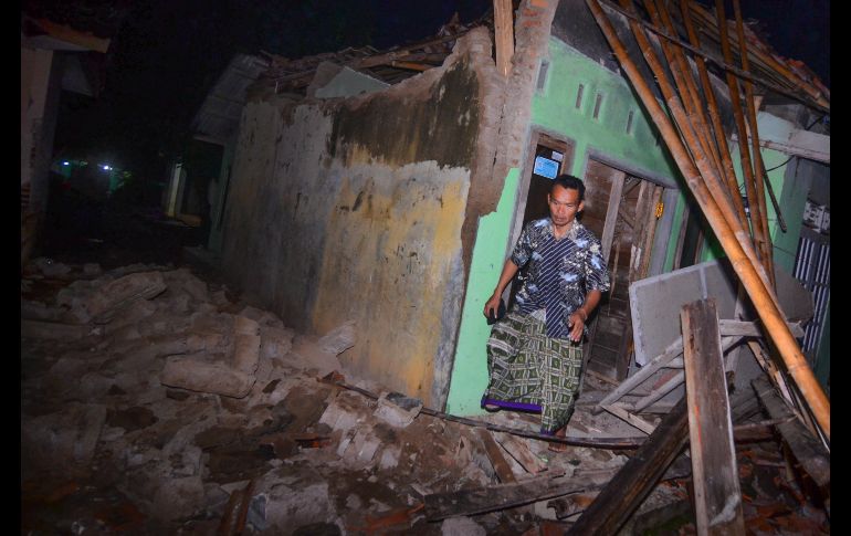 Un hombre sale de una casa dañada en Tasikmalaya tras el sismo.