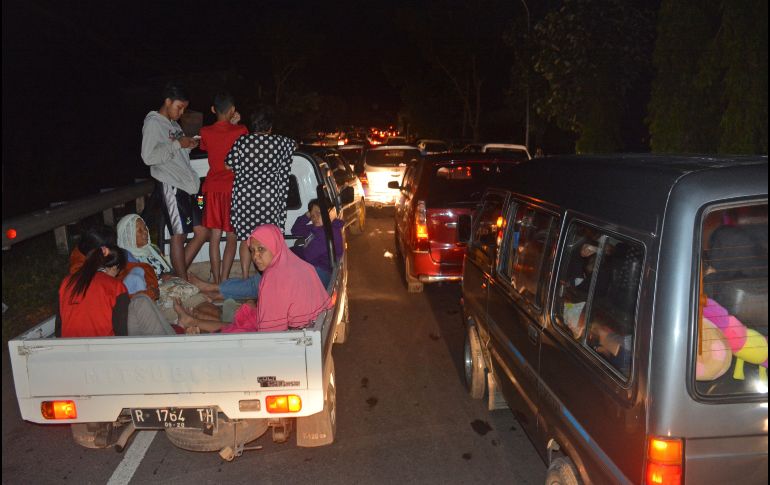 Tras la alerta de tsunami, personas se apresuraron a salir de Cilacap y saturaron las vialidades.