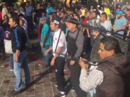 Este viernes se registró una trifulca en entre morenistas y perredistas en el Jardín Hidalgo, en Coyoacán. TWITTER/@jmeloso