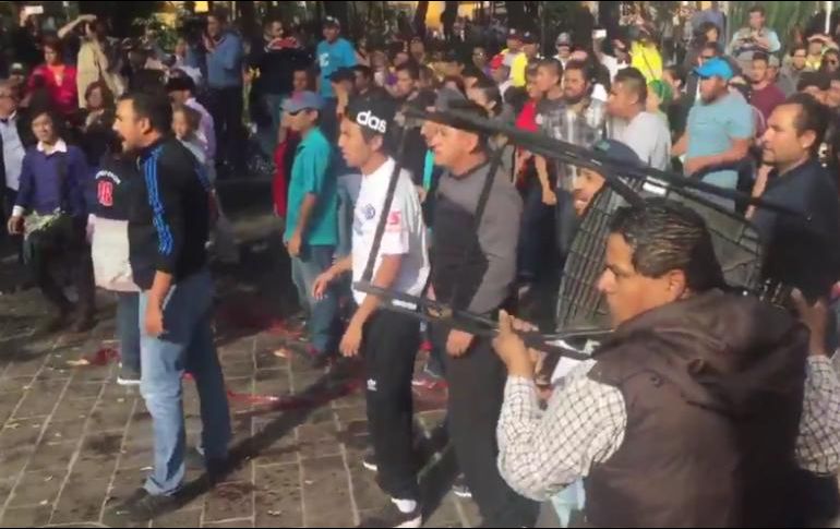 Este viernes se registró una trifulca en entre morenistas y perredistas en el Jardín Hidalgo, en Coyoacán. TWITTER/@jmeloso