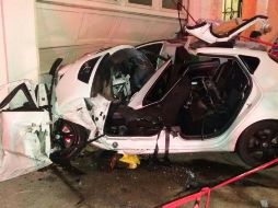 El el vehículo queda prácticamente inservible luego del impacto. ESPECIAL/ Bomberos Guadalajara