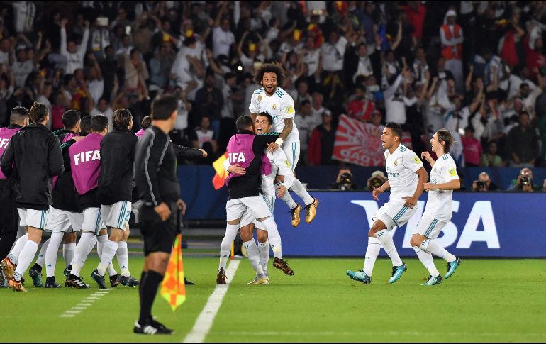 Los jugadores del club blanco celebran el gol que les da su tercer título de la competición en cuatro años.  AFP/G. Cacace