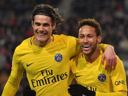 Neymar (D) celebra uno de sus dos goles de la noche acompañado de Edinson Cavani (I). AFP/L. Venance