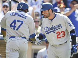 González (D) jugó cinco años para los Dodgers.  AFP/ARCHIVO