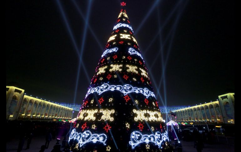 Cientos se paran alrededor de un árbol de Navidad después de ser iluminado en la céntrica Plaza Ala-Too en Bishkek, Kirguistán. EFE / I.  Kovalenko