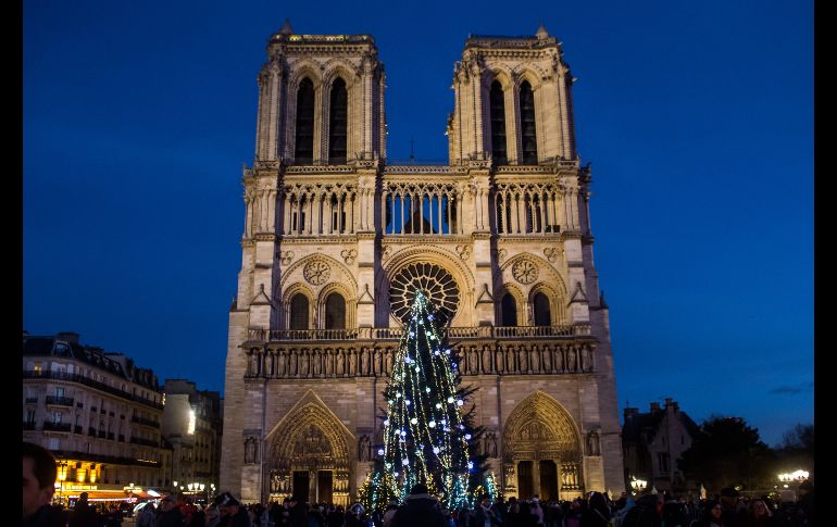 Después de haber sido cancelado en los últimos dos años, el patio de la catedral de Notre-Dame está decorado con un árbol de Navidad. EFE / C. Petit