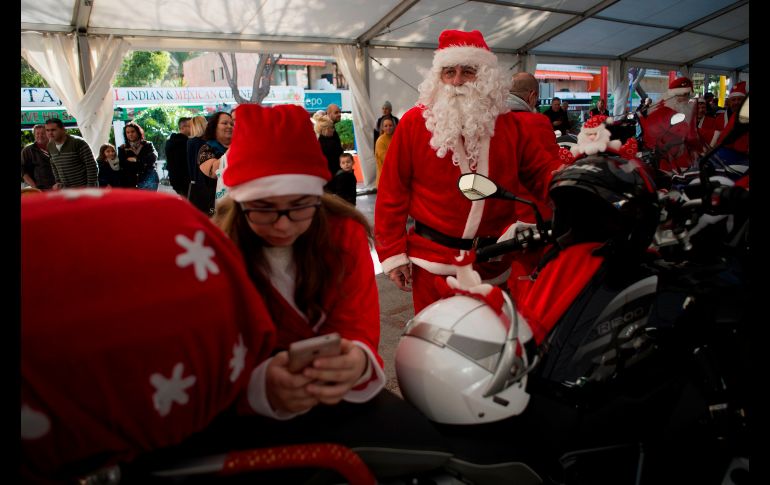 Personas vestidas de Santa Claus participan en el “III Toy Run on December”, en Torremolinos, cerca de Málaga, España. AFP / J. Guerrero