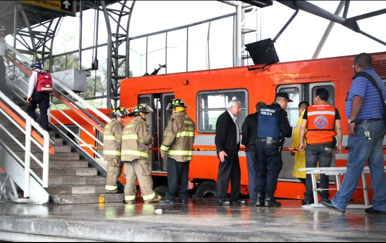 Personal de transportación del Metro realizó el levantamiento del cuerpo, que se trasladó al Ministerio Público. NTX / ARCHIVO