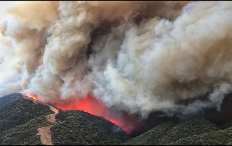 El incendio “Thomas” ha obligado que se amplíen nuevas órdenes de evacuación en el condado californiano de Santa Bárbara. EFE/M. Eliason