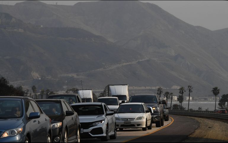 Vista del tráfico en la autopista 101 cerca de Seacliff; la gente busca salir para facilitar la lucha contra “Thomas”. AFP/R. Beck