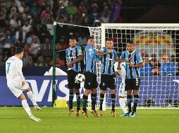 Máximo histórico. Cristiano Ronaldo (#7) anota un tiro libre y aumenta  su récord de goles en la historia de los Mundiales de Clubes. AFP