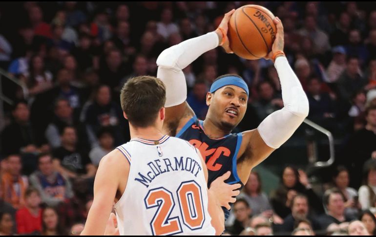 En labores defensivas, los jugadores de los Knicks de Nueva York estuvieron todo el tiempo encima de Carmelo Anthony, que tuvo una noche de 12 puntos frente a su ex equipo, del cual salió antes del arranque de esta temporada. AFP/A. Parr