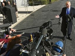 Optimista. El presidente Donald Trump charló con los reporteros antes de partir a Campo David. AP