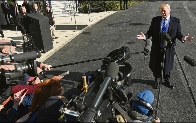 Optimista. El presidente Donald Trump charló con los reporteros antes de partir a Campo David. AP