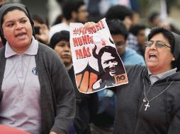 Mano negra. Manifestantes protestan contra Keiko Fujimori, hija del apresado Alberto Fujimori, a quien señalan de buscar la vacancia presidencial. AP