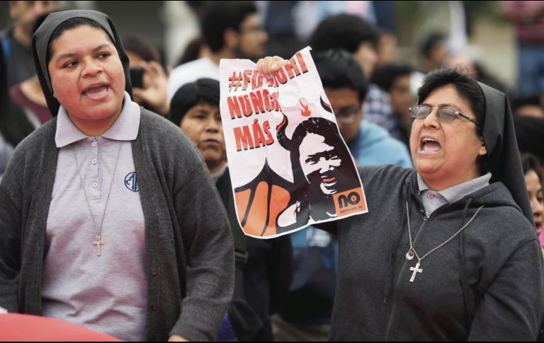 Mano negra. Manifestantes protestan contra Keiko Fujimori, hija del apresado Alberto Fujimori, a quien señalan de buscar la vacancia presidencial. AP