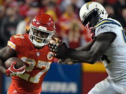 El corredor Kareem Hunt (i) tuvo una recepción de touchdown para los Jefes. AP/E. Zurga
