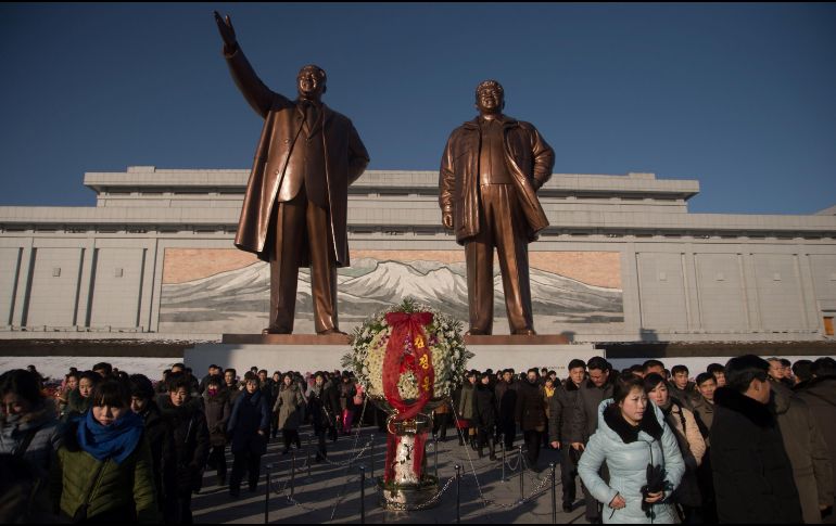 Miles de personas acudieron al Palacio del Sol de Kumsusan, en Pyongyang, para homenajear a Kim Jong-il. AFP/K. Won-Jim