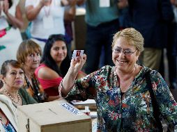Michelle Bachelet entregará la presidencia al derechista Sebastián Piñera o al progresista Alejandro Guillier. EFE / E. Garay