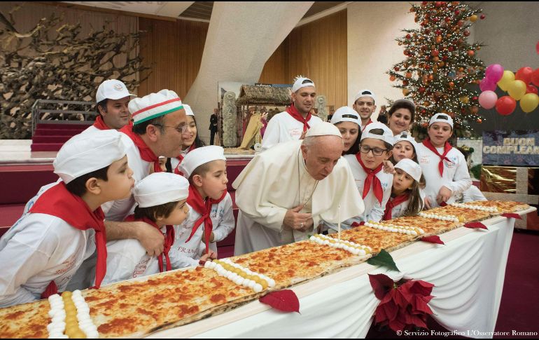 Francisco les dijo a los niños ''cómanse todos estos cuatro metros de pizza porque les hará crecer''. AFP/Vatican