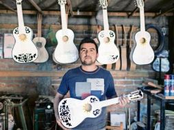 El artesano, de 26 años, abrió las puertas de su pequeño taller para conocer cómo se elaboran los instrumentos. SUN/R. Ayala