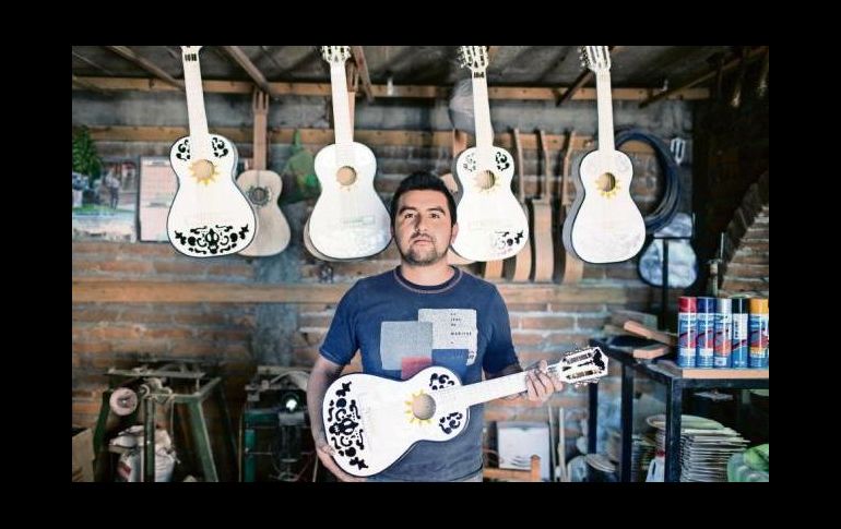 El artesano, de 26 años, abrió las puertas de su pequeño taller para conocer cómo se elaboran los instrumentos. SUN/R. Ayala