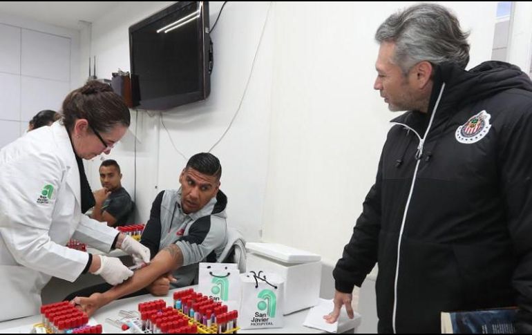 Carlos Salcido se hace los exámenes médicos en el Club Chivas Verde Valle esta mañana. TWITTER / @Chivas