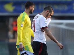El portero Donnarumma (I) y el defensa Bonucci (D) lamentan la derrota del Milán. AP/S. Venezia