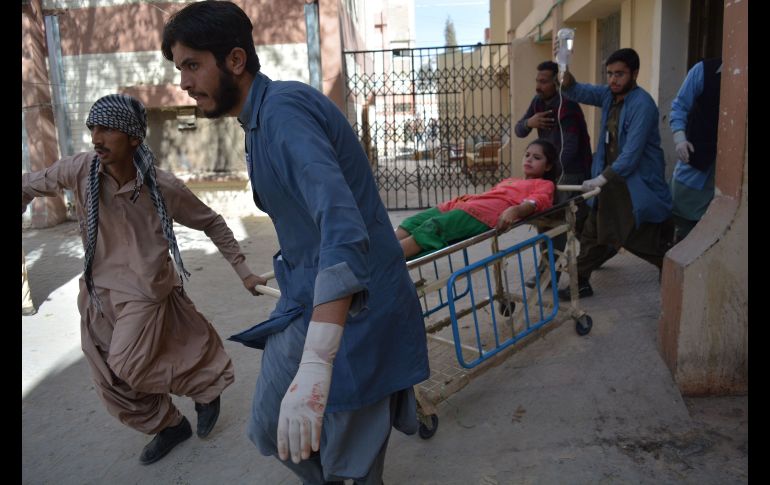 Una mujer es trasladada tras resultar herida en un ataque suicida contra una iglesia metodista de la ciudad paquistaní de Quetta, en la que al menos nueve personas murieron y más de 50 resultaron heridas. AFP/B. Khan