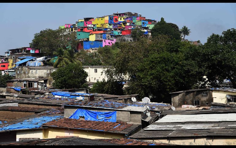 Casas en la zona Asalpha de Bombai, India, lucen pintadas por un proyecto de la organización Chal Rang De, que busca cambiar la perspectiva de los barrios y transformarlos en una galería de arte al aire libre. AFP/I. Mukherjee