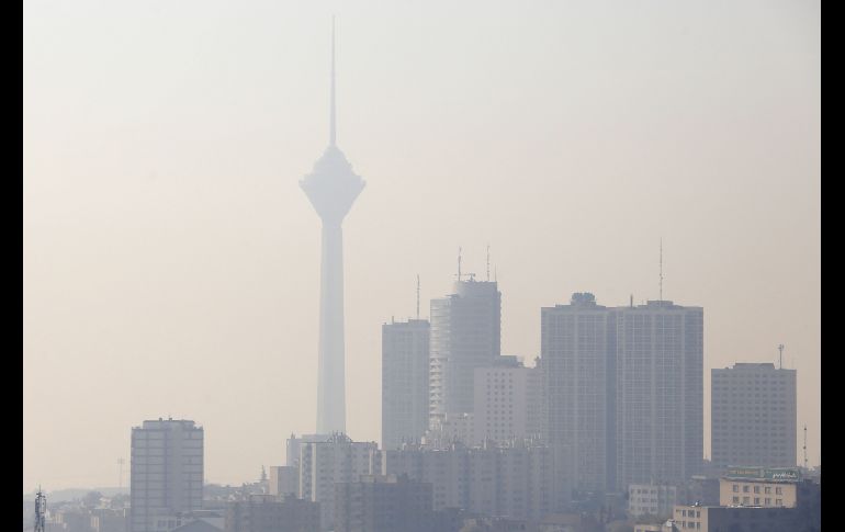 La torre de telecomunicaciones Milad se ve tras una capa de contaminación en Teherán, Irán. Autoridades locales suspendieron la actividad las escuelas primarias este domingo (día laboral en Irán) por el esmog. AFP/A. Kenare