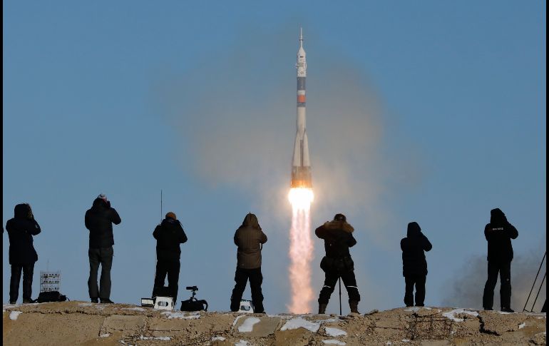 El cohete con la nave espacial Soyuz-FG despega con un equipo de astronautas desde Baikonur, Kazajistán, rumbo a la Estación Espacial Internacional. AFP/D. Lovetsky