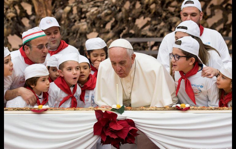 El Papa Francisco sopla una vela por su cumpleaños 81 en una audiencia privada con niños en el Vaticano. AP/L'Osservatore Romano